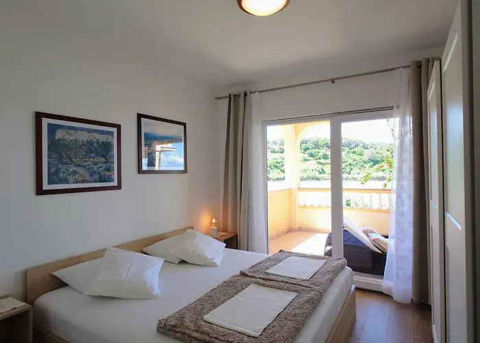 In With Sea View, Balcony, Air Conditioning, Wifi Kampor